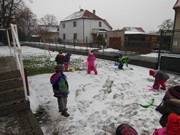 Hrajeme si se sněhem a pomáháme